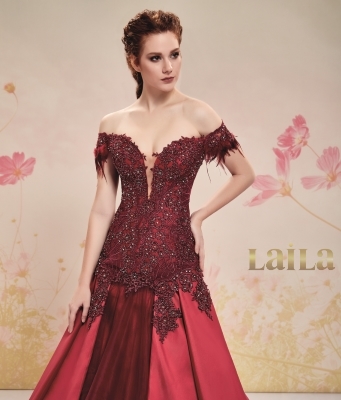 Bordeaux bruidsjurk met veren detail